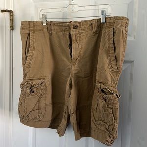 Men’s khaki cargo shorts, 40